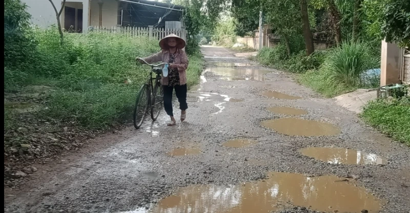 Tuyến đường liên xóm Bến Đò, xã Linh Sơn, thành phố Thái Nguyên, tỉnh Thái Nguyên xuống cấp nghiêm trọng.