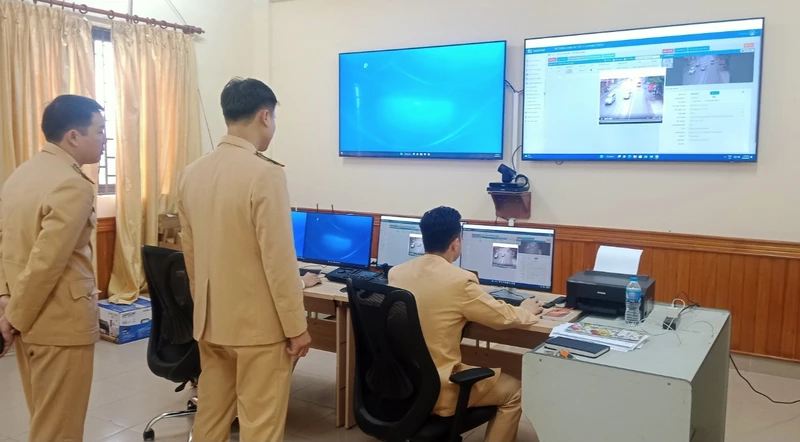 Cảnh sát giao thông thành phố Thái Nguyên theo dõi vi phạm trật tự giao thông qua hệ thống camera.