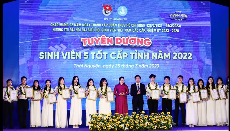 Lãnh đạo tỉnh Thái Nguyên tuyên dương nữ thanh niên tiêu biểu và sinh viên 5 tốt.