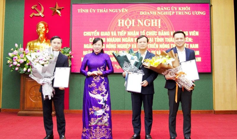 Bí thư Tỉnh ủy Thái Nguyên trao quyết định chuyển giao tổ chức Đảng và đảng viên 3 ngân hàng thương mại Nhà nước trên địa bàn.