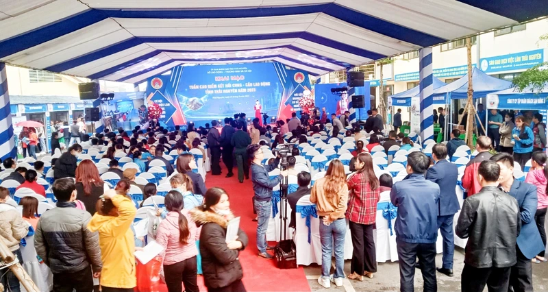 Đông đảo doanh nghiệp, cơ sở giáo dục nghề nghiệp, người lao động dự lễ khai mạc “Tuần cao điểm kết nối cung- cầu lao động tỉnh Thái Nguyên 2023”.