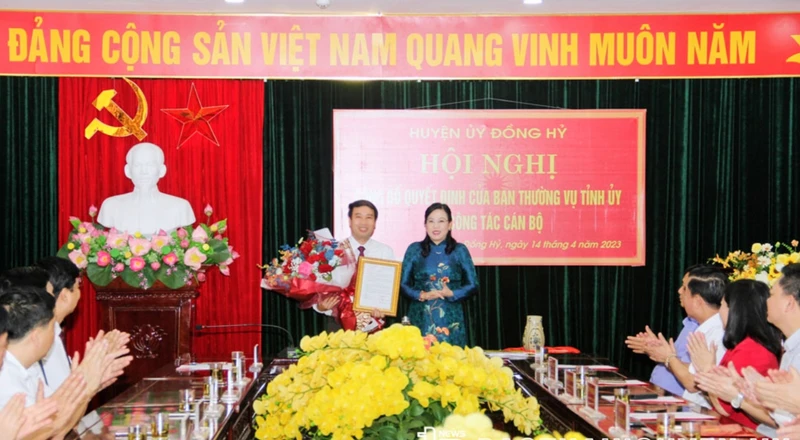 Bí thư Tỉnh ủy Thái Nguyên Nguyễn Thanh Hải tặng hoa, giao nhiệm vụ cho Bí thư Huyện ủy Đồng Hỷ Nguyễn Văn Ngọc.