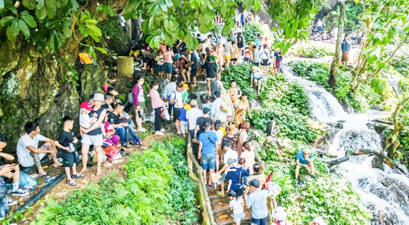 Khu du lịch nghỉ dưỡng hang Phượng Hoàng- suối Mỏ Gà đã được đầu tư xây dựng, mỗi năm thu hút hàng vạn du khách. 
