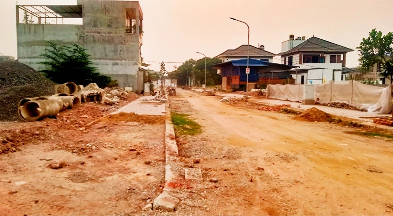 Sau hàng chục năm, hạ tầng khu đô thị hồ Xương Rồng chưa được hoàn thiện vì không giải phóng được mặt bằng.
