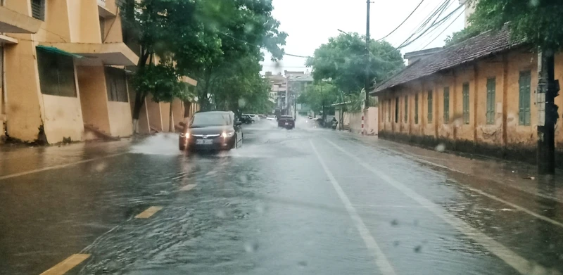 Mưa lớn đêm 7/5 gây úng ngập một số tuyến phố trên địa bàn thành phố Thái Nguyên.