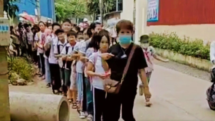 Học sinh Trường Tiểu học Tân Long hằng ngày phải đi học nhờ.