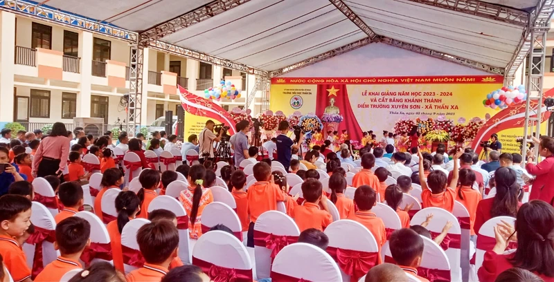 Thầy và trò điểm Trường mầm non và tiểu học Xuyên Sơn hân hoan khai giảng năm học 2023-2024 tại ngôi trường mới.