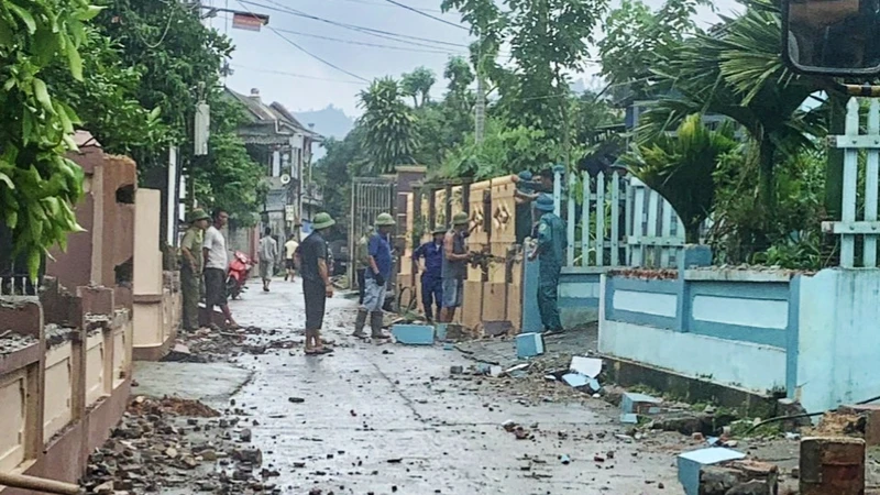 Người dân huyện Đại Từ phá dỡ cổng, hàng rào để mở rộng đường giao thông nông thôn rộng 6m.