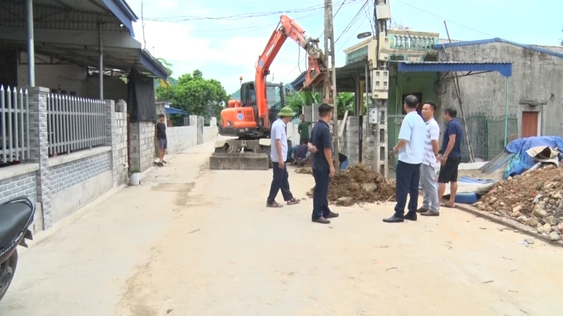 Cấp ủy, chính quyền, ngành điện và người dân đồng lòng di chuyển hệ thống cột điện trên địa bàn.
