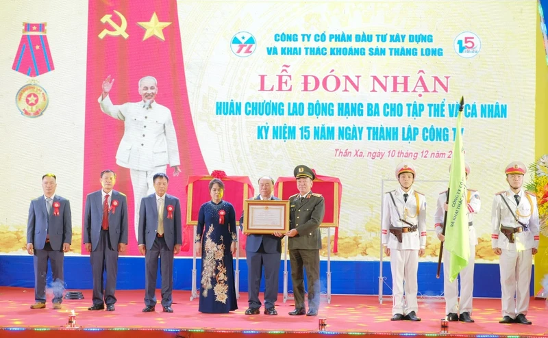 Thừa ủy quyền của Chủ tịch nước, Thứ trưởng Công an Trần Quốc Tỏ trao Huân chương Lao động hạng Ba tặng Công ty.