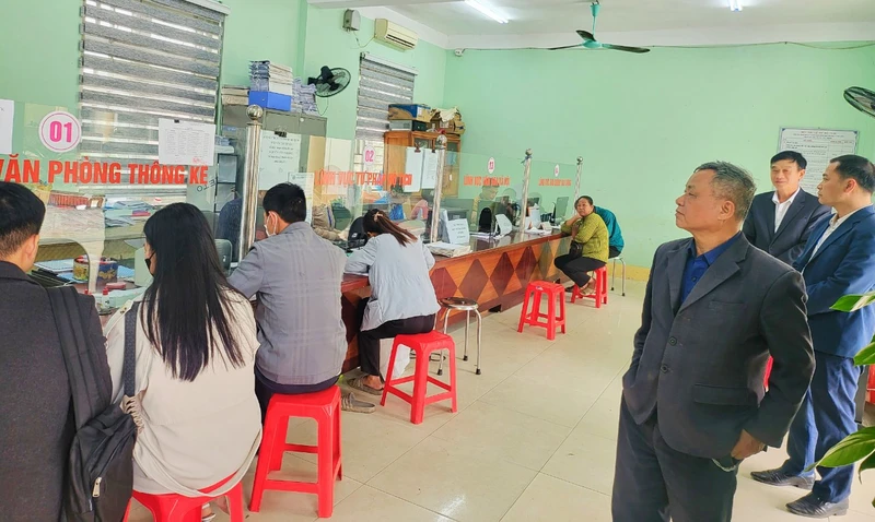 Cán bộ, công chức bộ phận một cửa xã Hợp Tiến, huyện Đồng Hỷ (Thái Nguyên) tiếp nhận và giải quyết thủ tục hành chính của người dân ngay từ sáng mồng 6 Tết