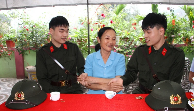 2 anh em song sinh Mạc Tuấn Tú và Mạc Tú Ngọc đang háo hức chờ ngày tòng quân, lên đường nhập ngũ.