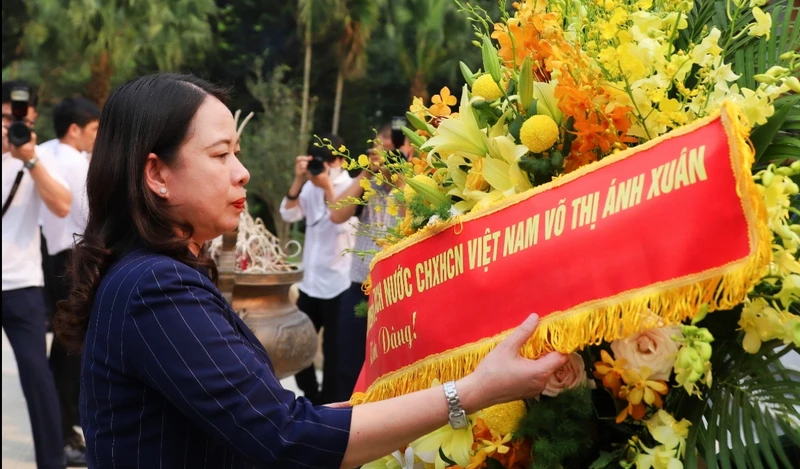 Quyền Chủ tịch nước Võ Thị Ánh Xuân dâng hoa tưởng niệm Chủ tịch Hồ Chí Minh tại ATK Định Hóa.