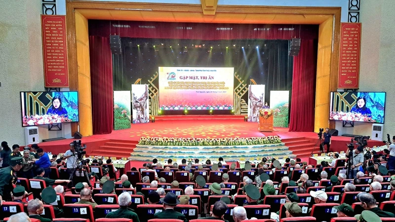 Chương trình gặp mặt, tri ân chiến sĩ Điện Biên, thanh niên xung phong, dân công hỏa tuyến, thân nhân liệt sĩ trực tiếp tham gia chiến dịch Điện Biên Phủ được tổ chức trang trọng.