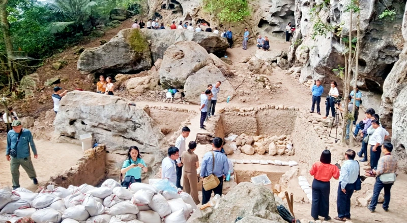 Các nhà khoa học, nhà nghiên cứu, quản lý văn hóa tham quan hố khai quật Mái Đá Ngườm lần 5 được mở rộng phạm vi sâu, rộng hơn so với khai quật lần thứ 4.