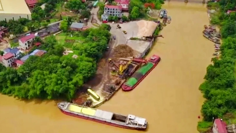 Bến thủy nội địa Thắng Lá ở cảng Đa Phúc bị tạm dừng hoạt động vì bốc dỡ hàng hóa không được phép.