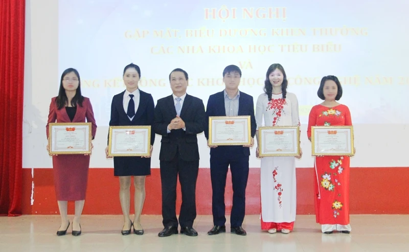 Giáo sư, Tiến sĩ Phạm Hồng Quang trao giấy khen cho những nhà khoa học tiêu biểu của Đại học Thái Nguyên.