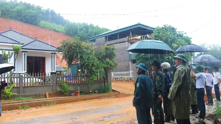 Lãnh đạo địa phương chỉ đạo khắc phục sạt lở vào nhà dân tại huyện Định Hóa.