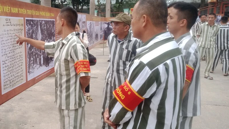 Trưng bày tư liệu, sách về 80 năm thành lập Quân đội nhân dân Việt Nam tại Trại giam Phú Sơn 4 sẽ diễn ra đến hết ngày 9/12.
