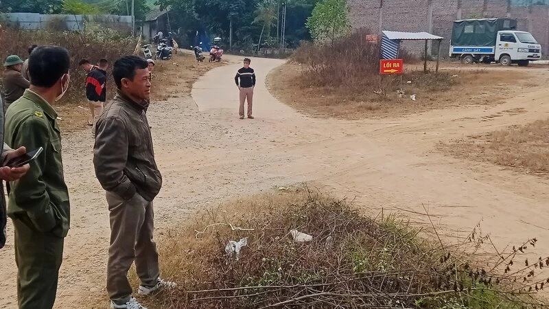 Một số người dân cản trở chủ đầu tư vận chuyển vật liệu, thiết bị thi công đi ngang qua đường dân sinh.
