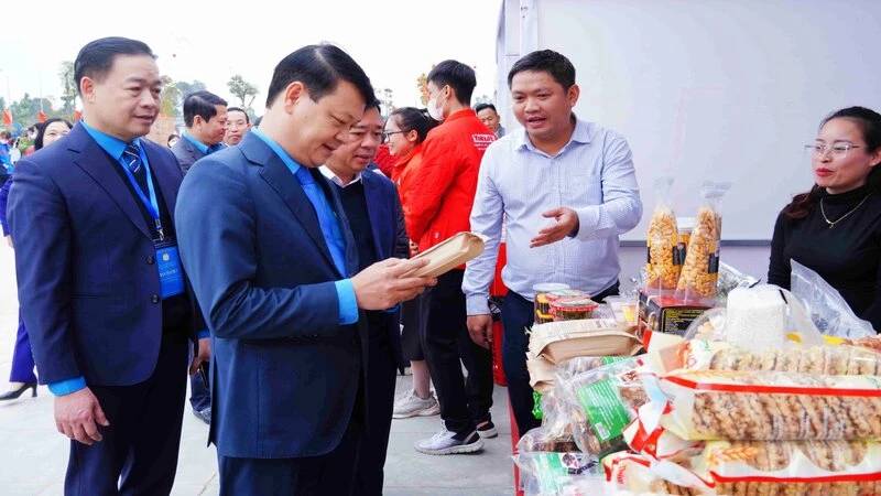 Lãnh đạo Liên đoàn Lao động tỉnh Thái Nguyên tham gia tổ chức “Tết Sum vầy-Xuân ơn Đảng” tại thành phố Phổ Yên.