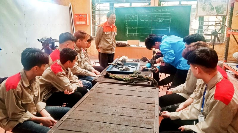 Trường cao đẳng nghề số I gắn đào tạo lý thuyết với thực hành.