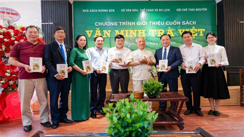 Tác giả cuốn sách “Văn minh trà Việt” Trịnh Quang Dũng tặng sách tại buổi giới thiệu.