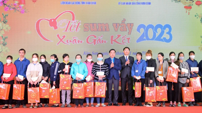 Lãnh đạo tỉnh và Liên đoàn Lao động Ninh Bình tặng quà cho công nhân lao động. 
