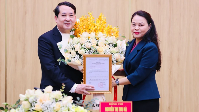 Đồng chí Nguyễn Thị Thu Hà, Ủy viên Trung ương Đảng, Bí thư Tỉnh ủy, Trưởng đoàn đại biểu Quốc hội tỉnh Ninh Bình trao Quyết định của Ban Bí thư chuẩn y đồng chí Mai Văn Tuất giữ chức Phó Bí thư Tỉnh ủy Ninh Bình. 