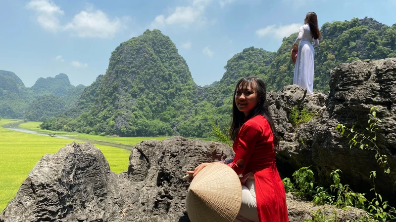 Những khối đá vôi cảnh quan karst ở Tràng An nổi bật giữa thiên nhiên. (Ảnh: Xuân Trường)