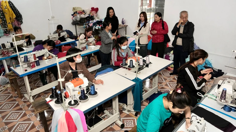 Nhiều người khuyết tật ở huyện miền núi Nho Quan (Ninh Bình) được hỗ trợ máy may đã có việc làm ổn định, tăng thu nhập. (Ảnh: BTC)