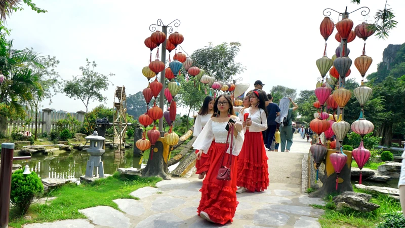 Khách du lịch tham quan, trải nghiệm tại khu du lịch Hang Múa, Ninh Bình. (Ảnh: Lê Hồng)