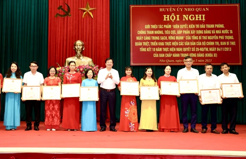 Khen thưởng các tập thể và cá nhân có thành tích xuất sắc trong thực hiện Nghị quyết số 29 của Trung ương.