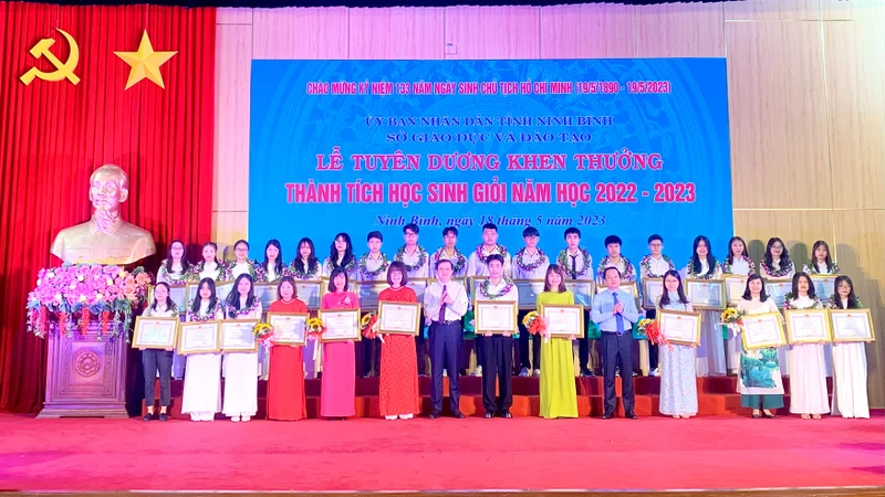 Nhiều giáo viên, học sinh có thành tích xuất sắc được nhận bằng khen của Ủy ban nhân dân tỉnh Ninh Bình.