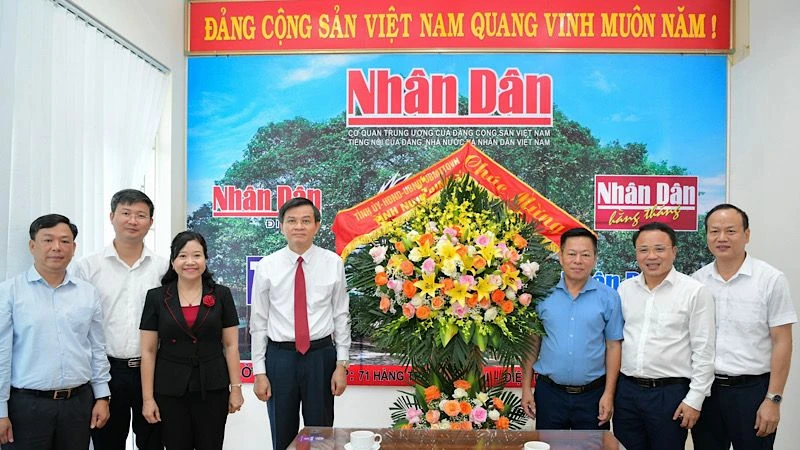 Đồng chí Đoàn Minh Huấn, Ủy viên Trung ương Đảng, Bí thư Tỉnh ủy Ninh Bình và Đoàn công tác chúc mừng Văn phòng Đại diện Báo Nhân Dân tại Ninh Bình.
