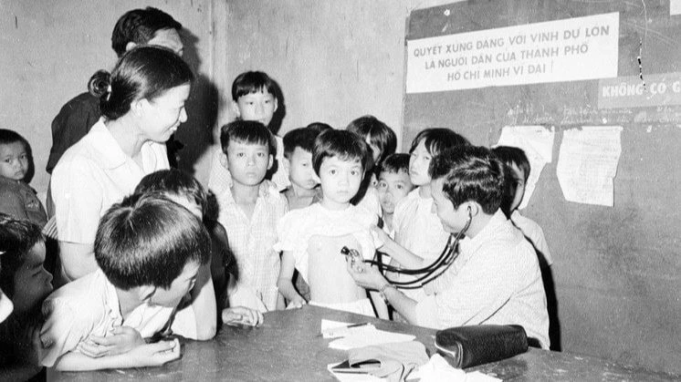 Khám bệnh và phát thuốc miễn phí cho nhân dân tại các trạm y tế phường, xã (tháng 7/1975). (Ảnh Tư liệu)