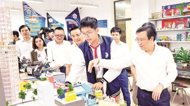 Đoàn giám sát khảo sát thực tế tại Trường trung học phổ thông Lê Lợi. (Ảnh LÊ HẢI)
