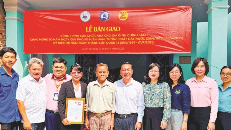 Lễ bàn giao căn nhà đã được sửa chữa khang trang cho gia đình thương binh Châu Quốc Hồng (phường Thạnh Xuân, Quận 12).