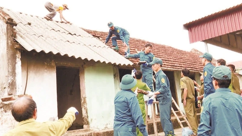 Các lực lượng tham gia hỗ trợ ngày công để giúp hộ nghèo xóa nhà dột nát tại huyện Lý Nhân (Hà Nam).