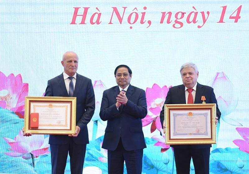 Thủ tướng Phạm Minh Chính trao Huân chương Lao động hạng Ba tặng Viện Nghiên cứu khoa học dược liệu và tinh dầu Liên bang Nga; trao Huân chương Hữu nghị tặng Tham tán Đại sứ quán Liên bang Nga tại Việt Nam Kharinov Vyacheslav Nikolaevich.