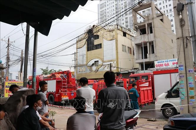 Nhiều người mong ngóng tìm kiếm người thân trong vụ cháy. Ảnh: Chí Tưởng/TTXVN