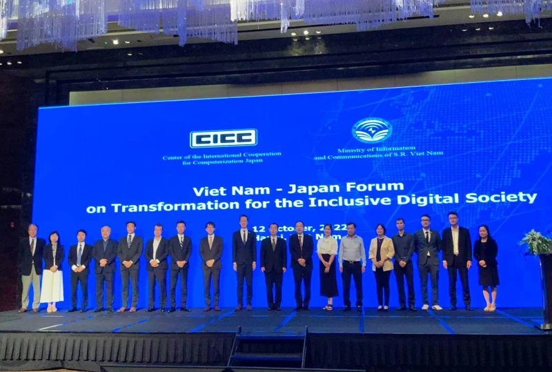 Các diễn giả tại Diễn đàn chuyển đổi số Việt Nam - Nhật Bản chụp ảnh lưu niệm.