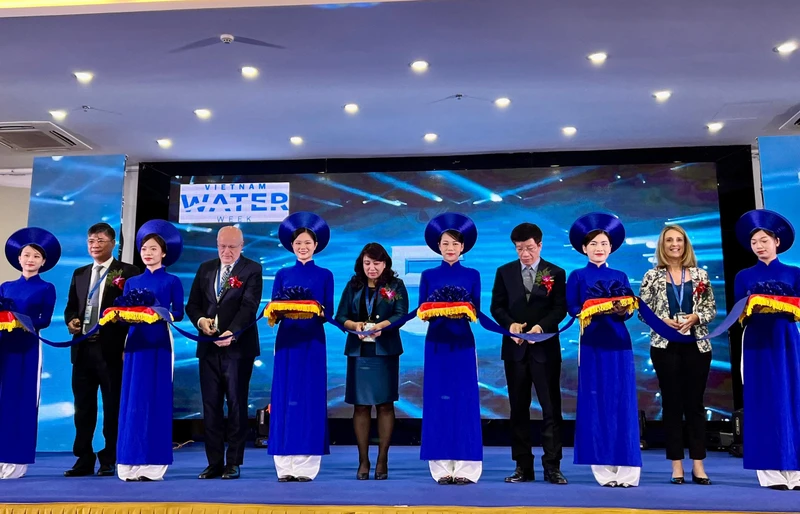 Lễ cắt băng khai mạc sự kiện.