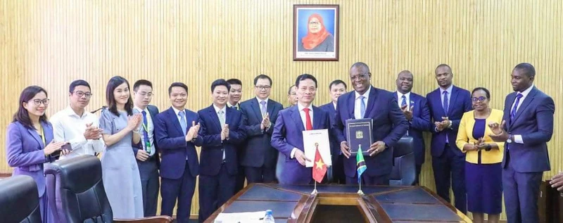Hai Bộ trưởng ký Bản ghi nhớ (MoU) hợp tác trong lĩnh vực thông tin và truyền thông.