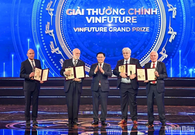 Chủ tịch Quốc hội Vương Đình Huệ trao Giải thưởng Chính VinFuture 2022 trị giá 3 triệu USD cho các tác giả.