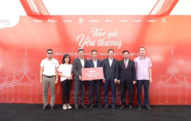 Viettel Global tặng quà cho người Việt khó khăn ở Siem Reap
