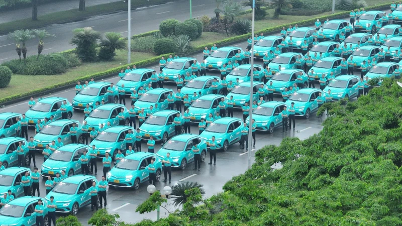 Xe GreenCar trong lễ khai trương hãng taxi điện đầu tiên tại Hà Nội.