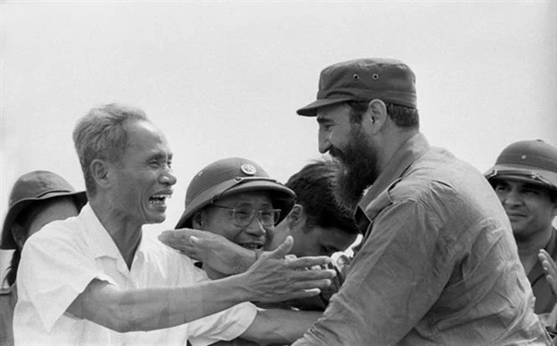 Thủ tướng Cuba Fidel Castro cùng Thủ tướng Phạm Văn Đồng trong cuộc míttinh của nhân dân Quảng Trị chào mừng Đoàn đến thăm vùng Giải phóng miền Nam Việt Nam, ngày 15/9/1973. (Ảnh: TTXVN)