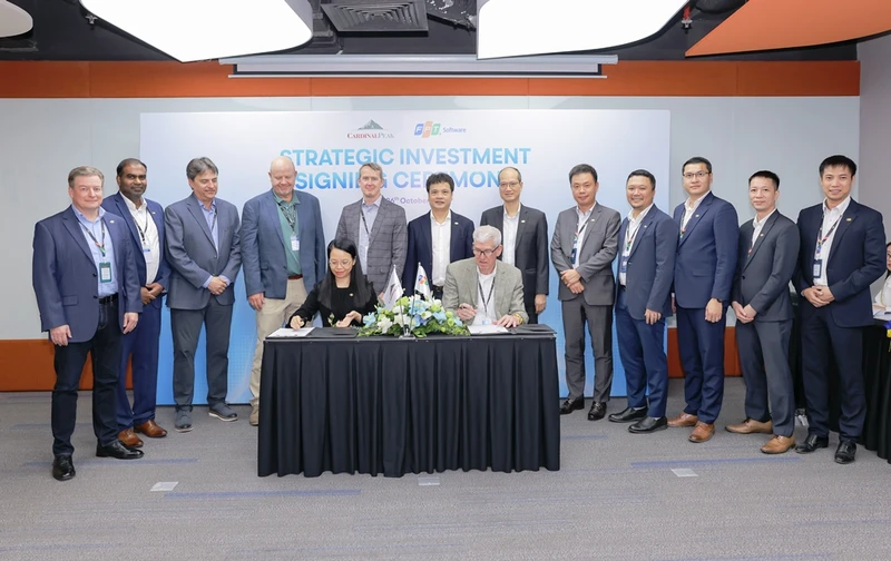 CEO FPT Nguyễn Văn Khoa, CEO Cardinal Peak Mark Carrington cùng các lãnh đạo cấp cao của hai bên tại Lễ công bố M&A.