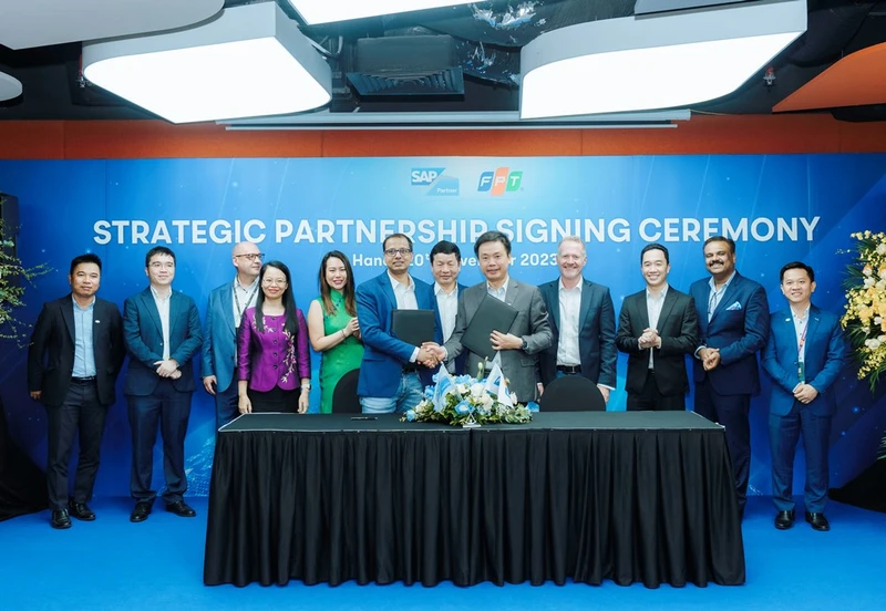 Ông Phạm Minh Tuấn, CEO FPT Software (hàng đầu phải) tại lễ ký hợp tác cùng đại diện SAP, ông Utkarsh Maheshwari, Giám đốc Hợp tác chiến lược, SAP châu Á, Thái Bình Dương và Nhật Bản.